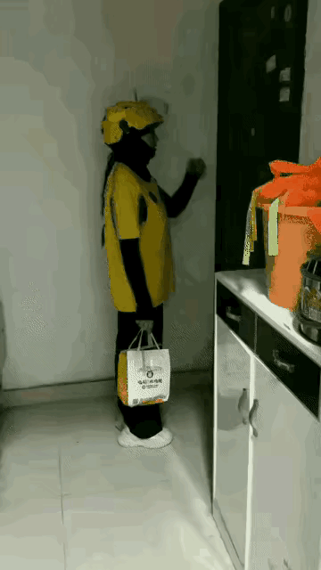 送外卖的引以为戒！

外卖员到楼上送餐，敲了三下门后，竟傻站在门口没退后。

屋