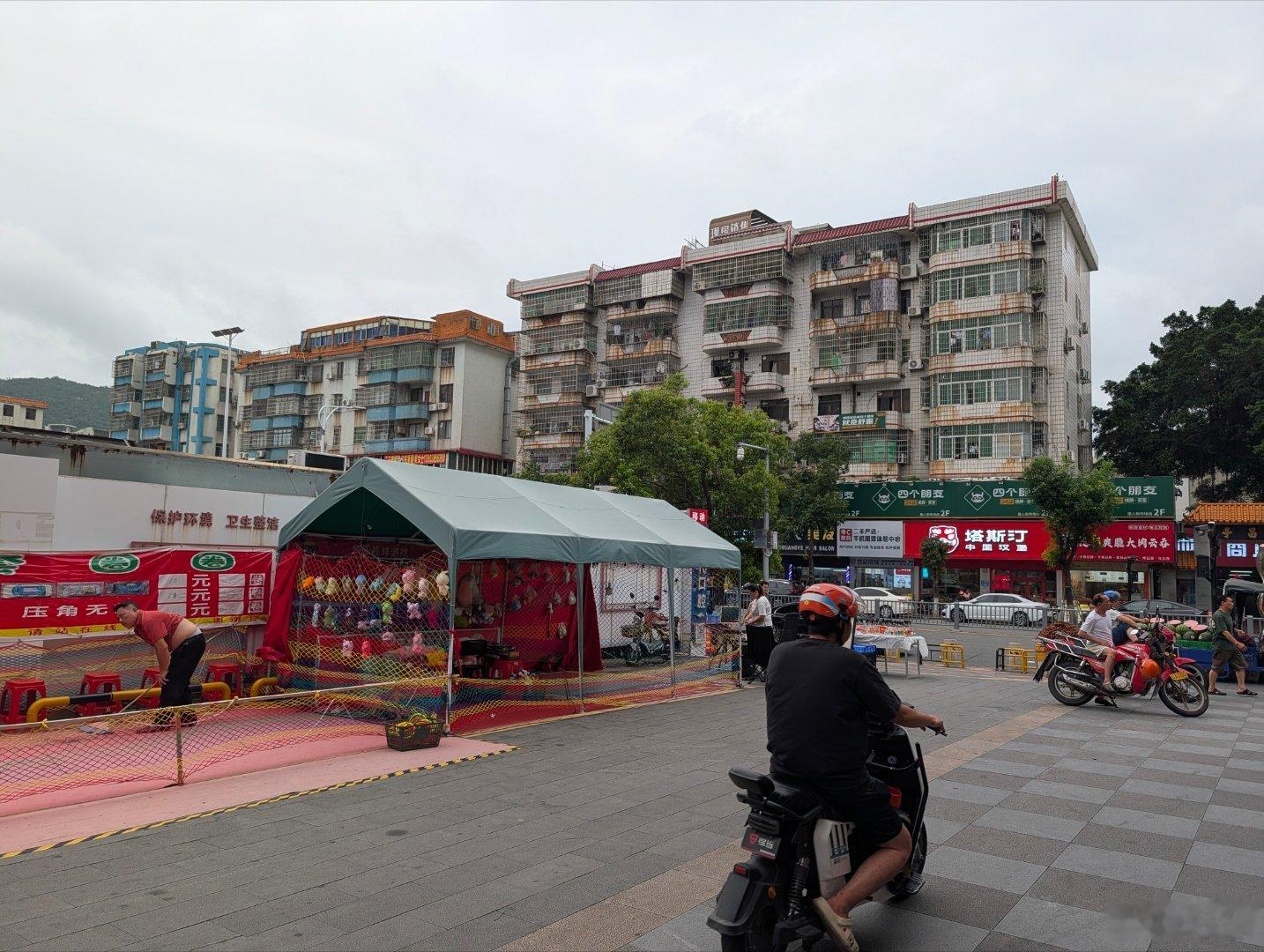 热闹的街道，多么有生活气息！三四线城市的街景，很像两千年前后的北京，令人怀念。以