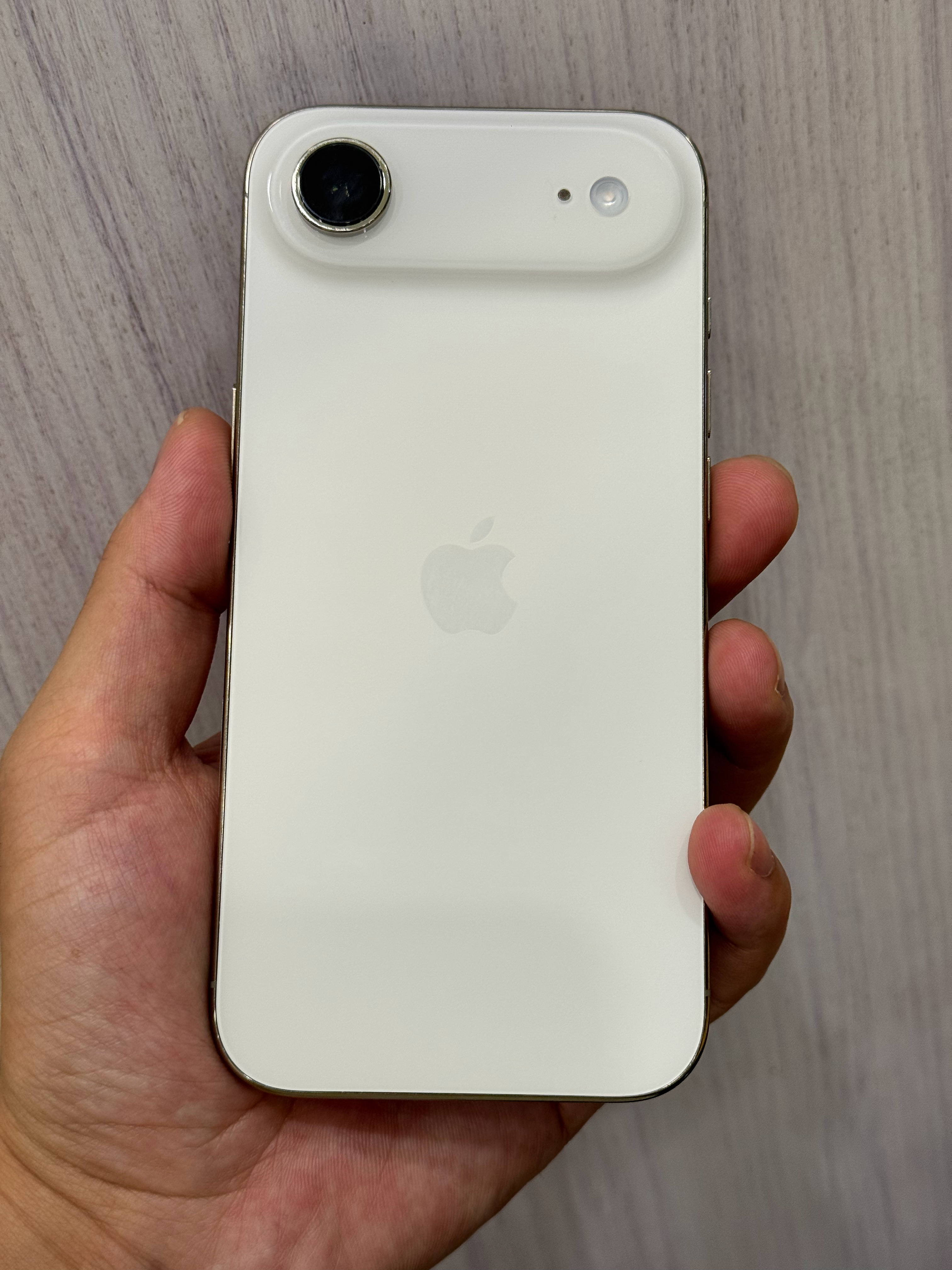 朋友花8000元买的iPhone Air 到货了，他说只是尝鲜体验下，后期再亏钱
