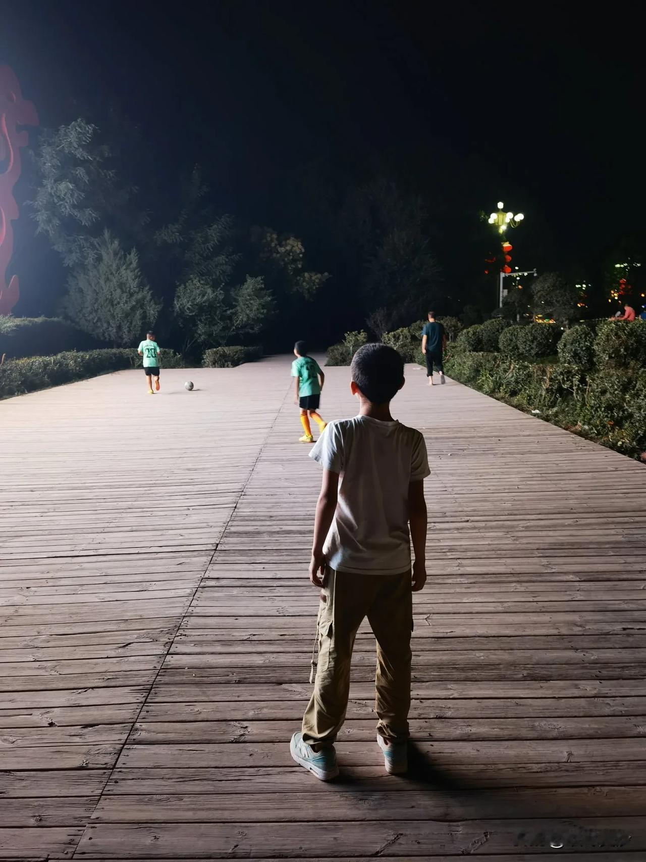 喀什夜晚，街边公园踢球的孩子