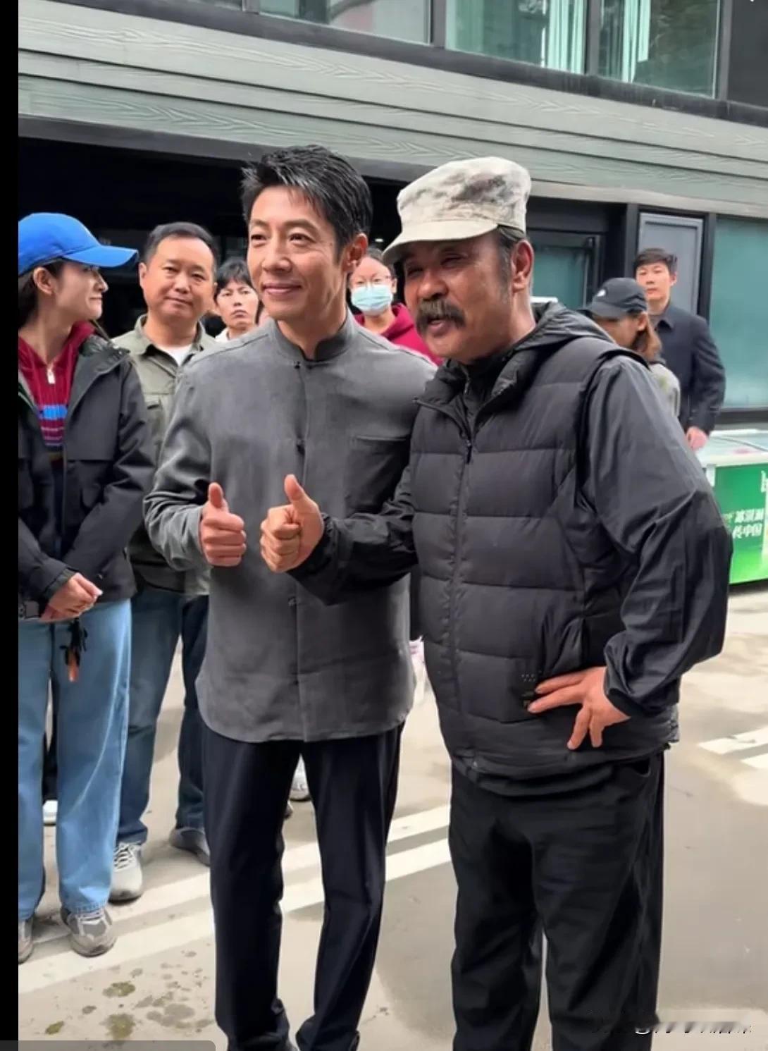  这位老兄何许人也，各界名流纷纷与之合影。