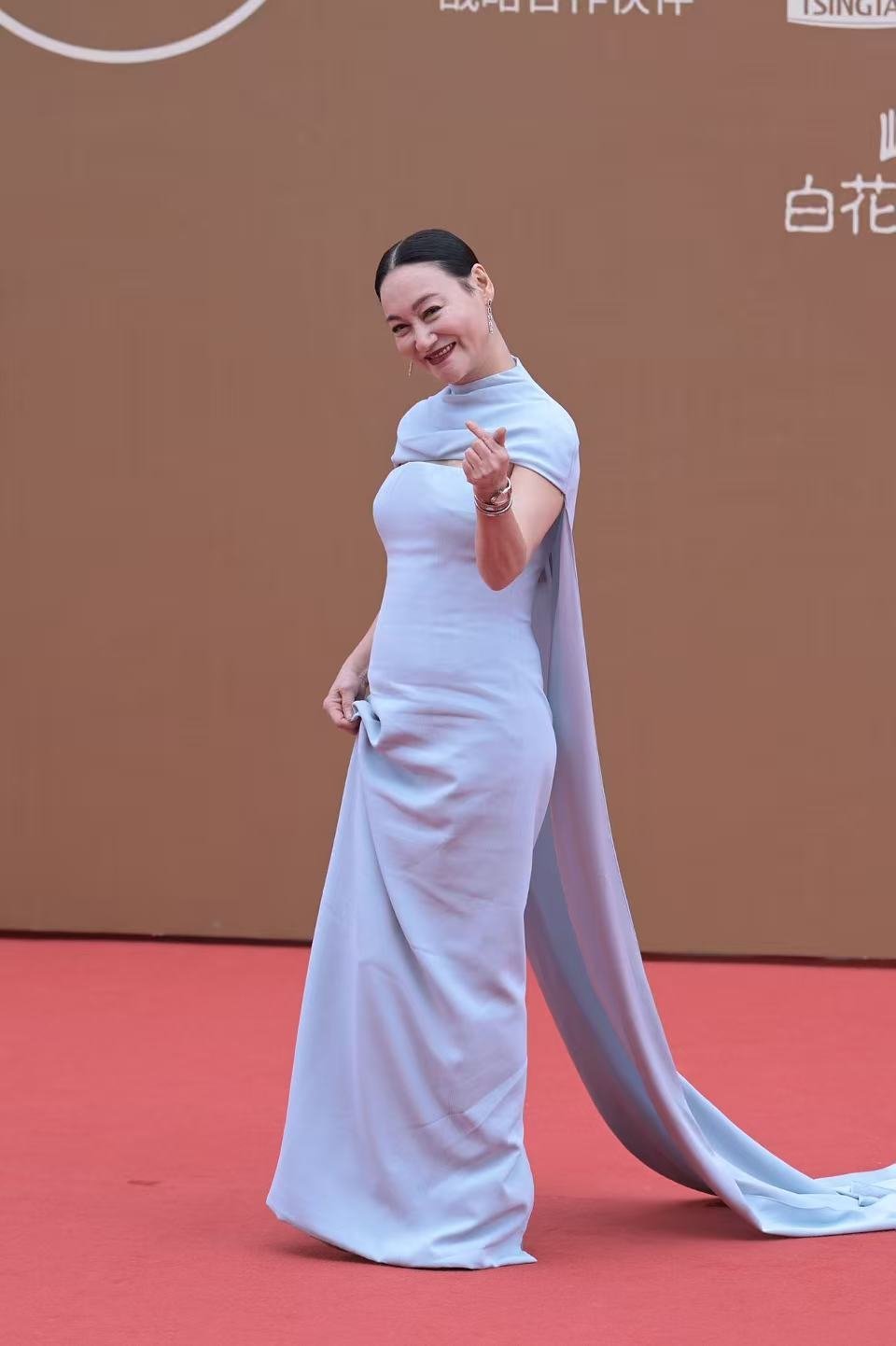 惠英红出席华表奖入场式，比心比心 ​​​