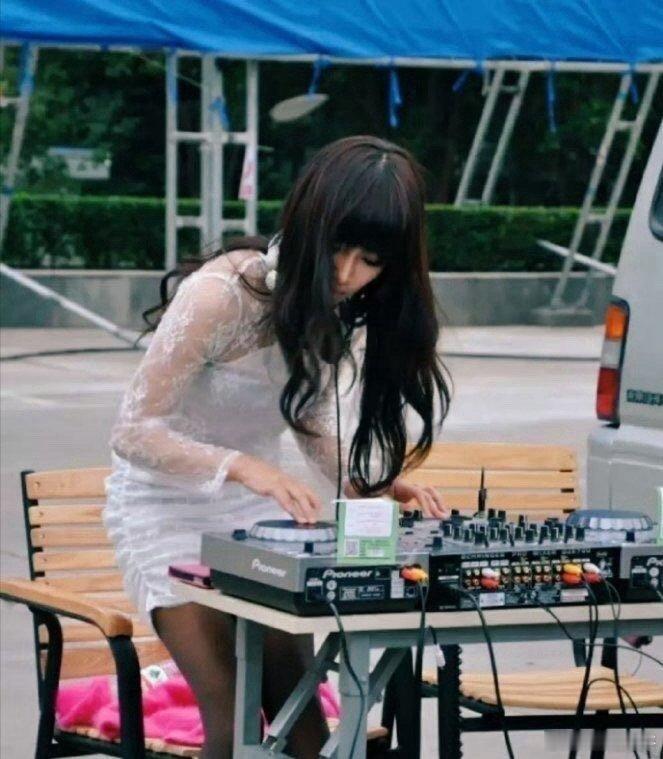 #李子柒时隔三年归来依旧热爱#李子柒犹如一股清流闪耀而出。她从平凡路人一步步构建