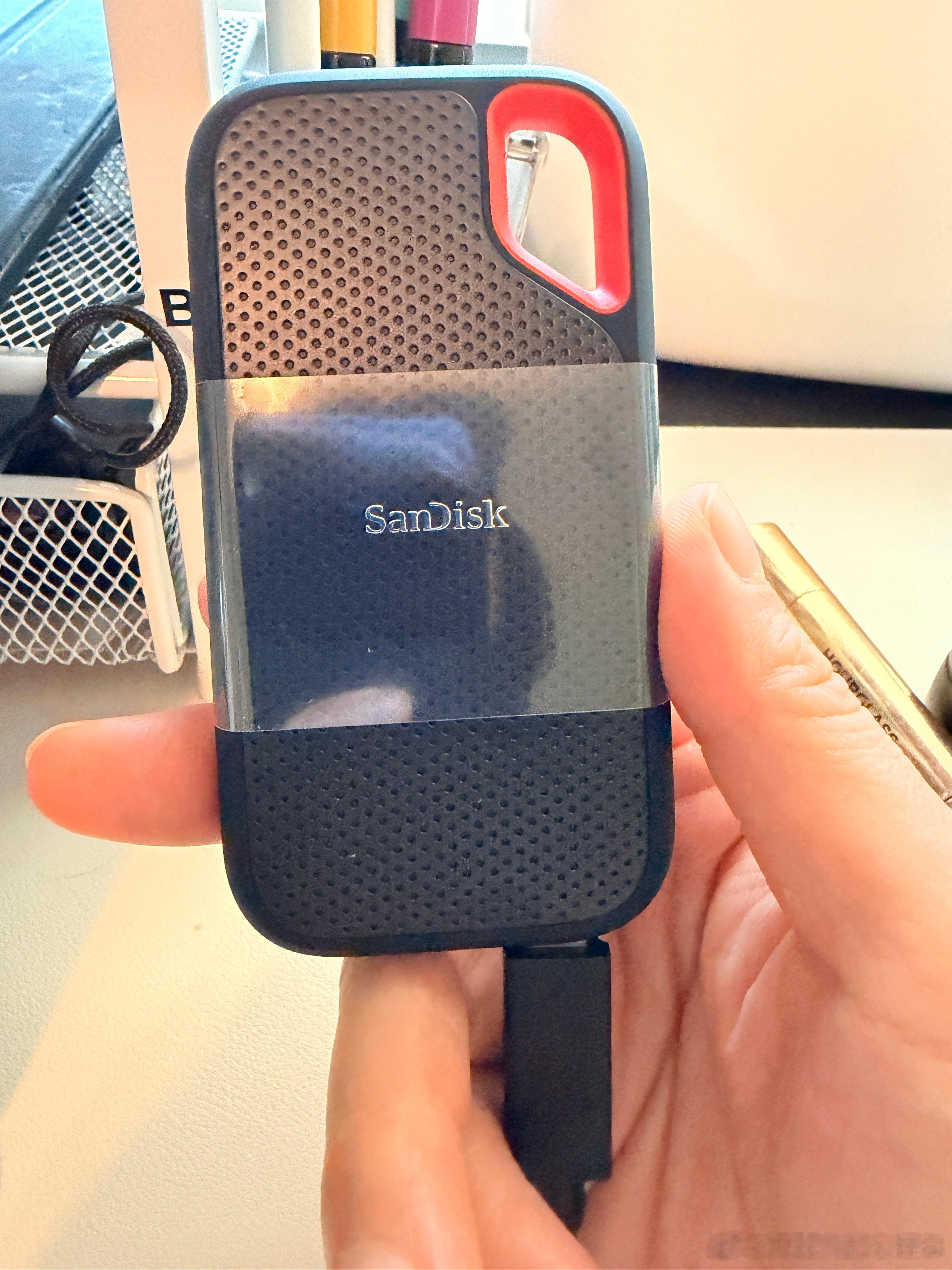 第一次用SanDisk，原来它这么小一个！像个钥匙扣，很轻的 