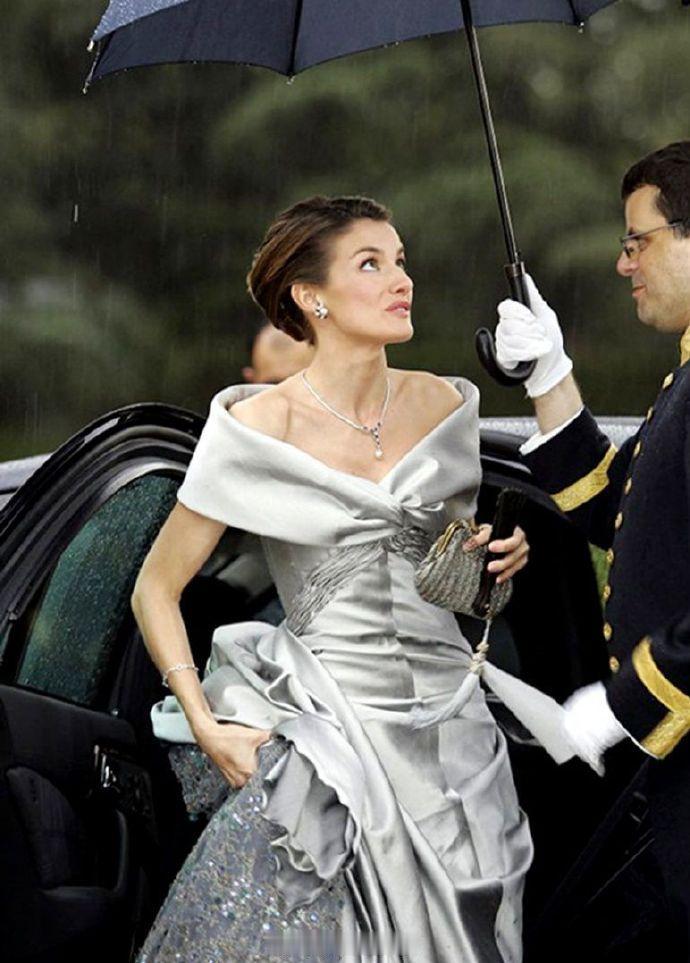 西班牙王后莱蒂齐亚2004年在婚前趴穿的银色礼服由本土设计师Lorenzo Ca