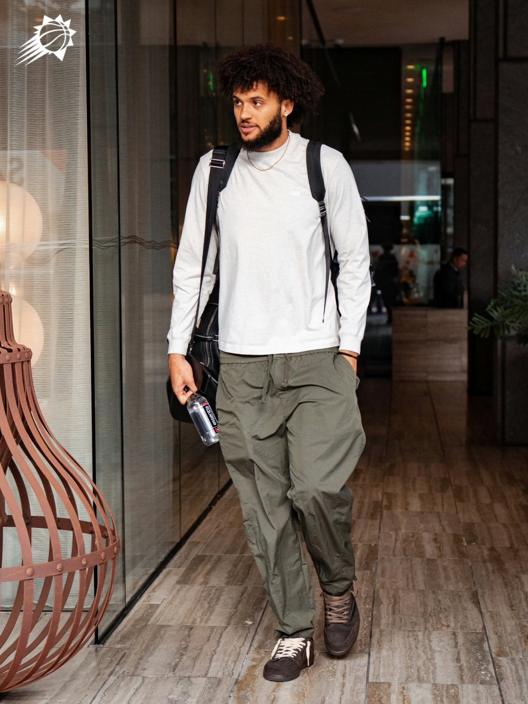 追到12分了，利弗斯这小兄弟是真的不错。一个力劈华山的爆扣，一个前场篮板助布克三