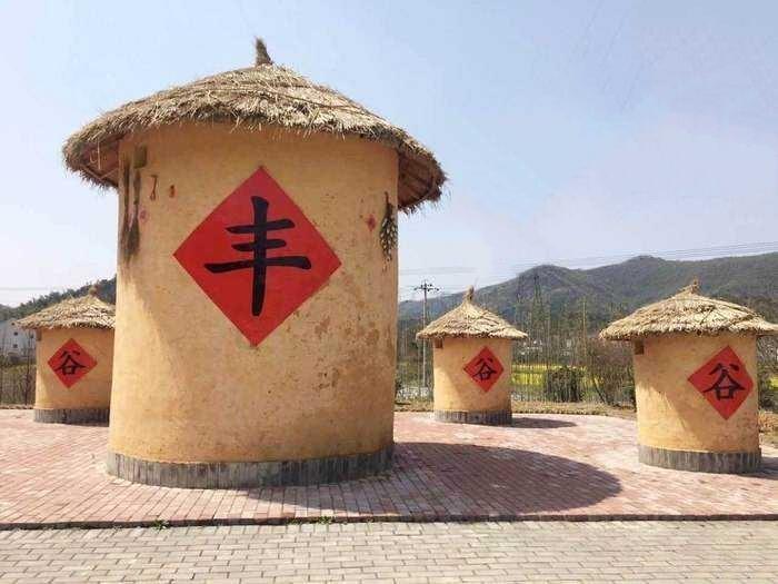 ‌谷日祈丰乐未央，‌
‌东风送暖入田乡。‌
‌金波涌浪千家喜，‌
‌玉烛摇光万户