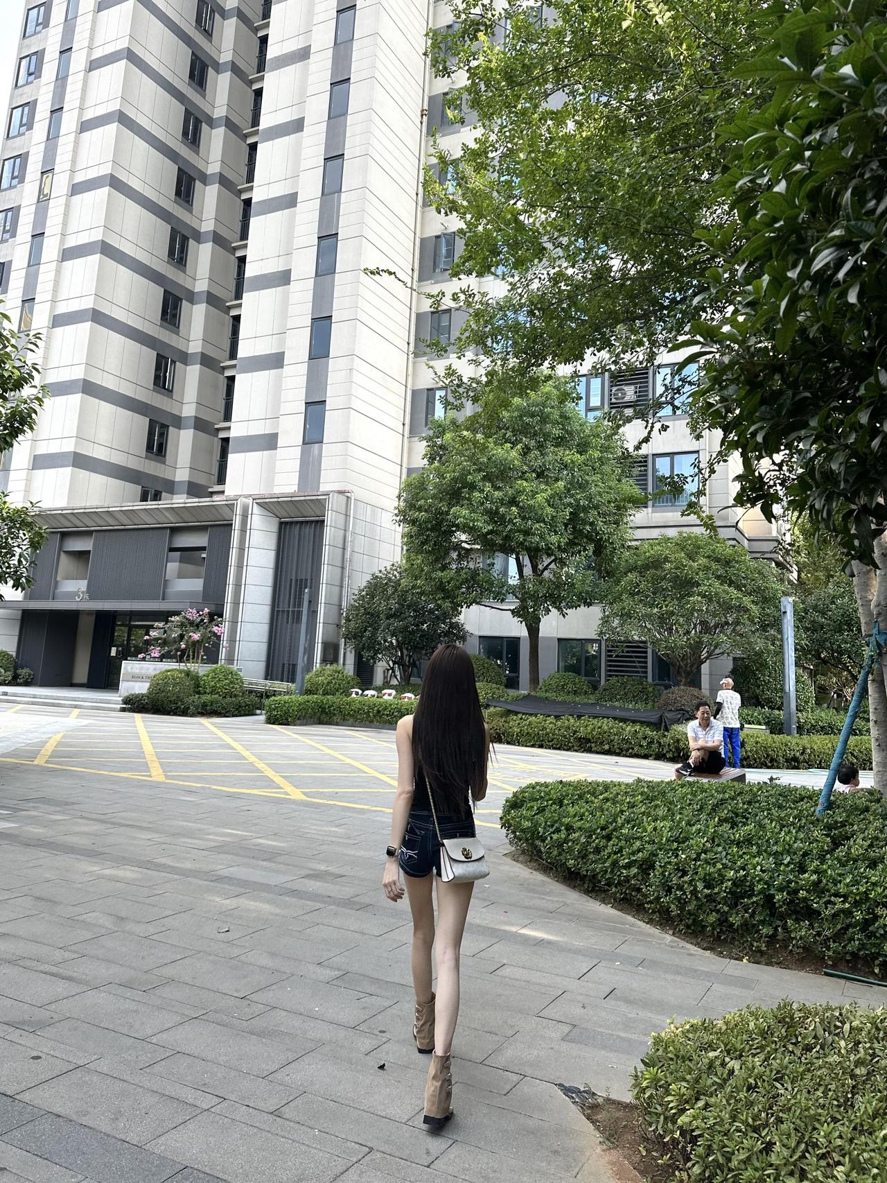 人这一辈子，

什么是真正的狠人？

你想骂他，
他懒得回你。

你越跳脚，
他