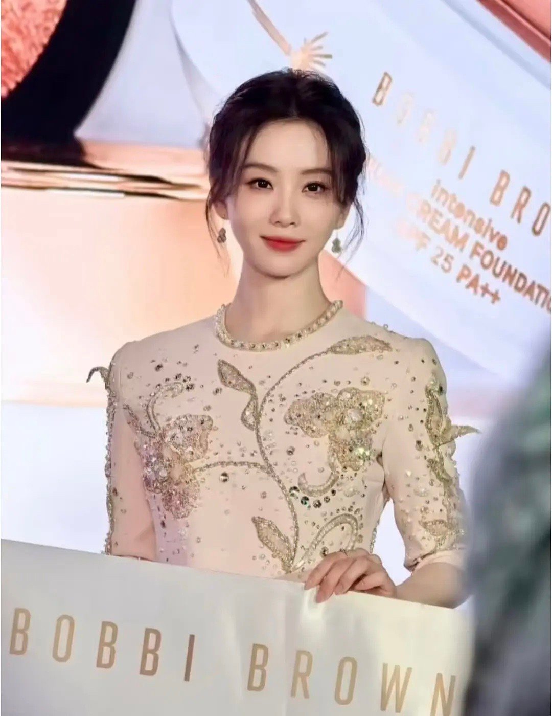 刘诗诗白里透红的美，优雅美丽 