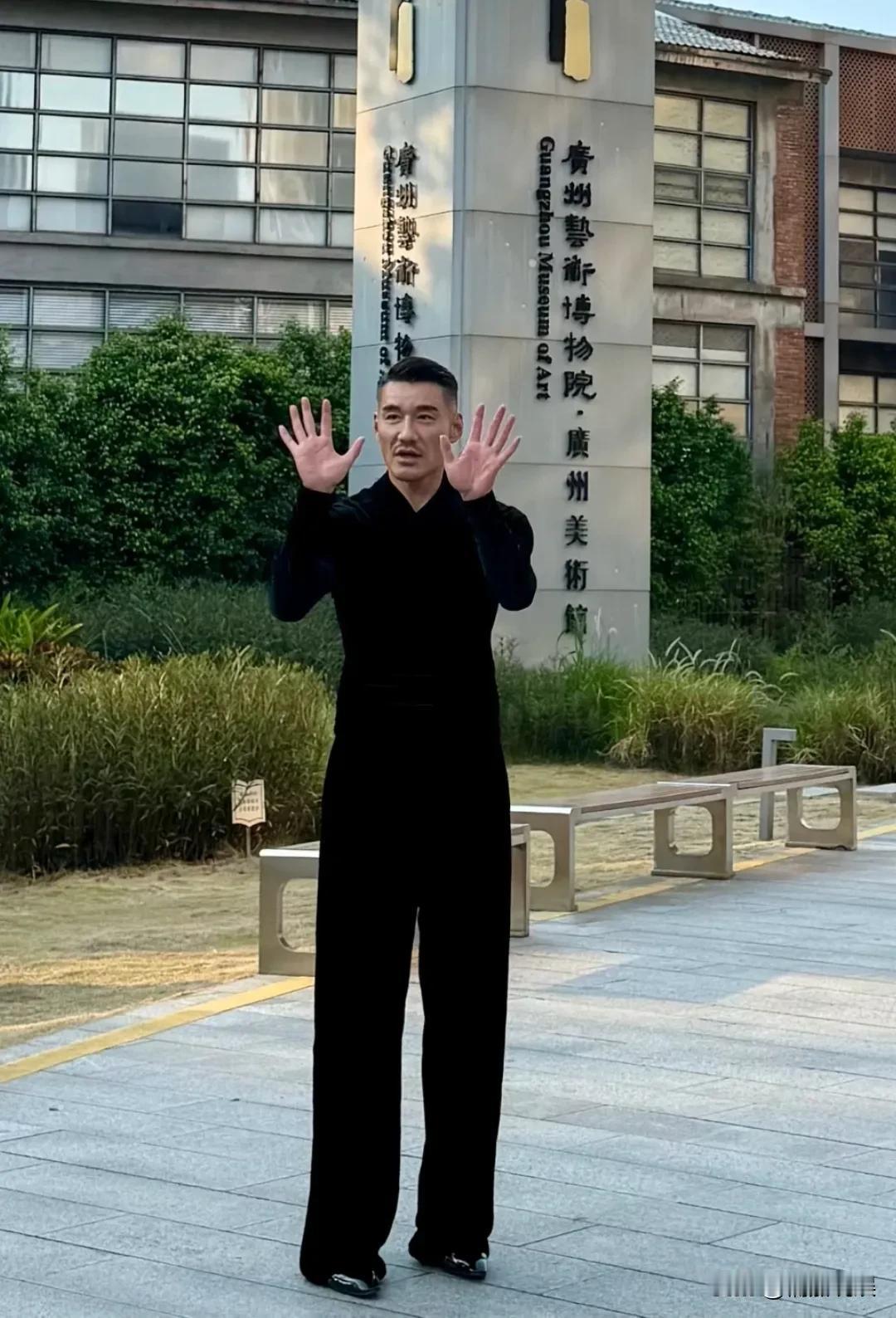 感觉胡兵的颜值被严重高估了，完全没有网上吹的那么年轻！
54岁的胡兵在广州美术馆