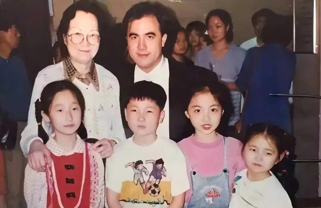 57岁的孔祥东，没在维也纳的金色大厅，却蹲在了上海的社区里。
别以为艺术家都飘在