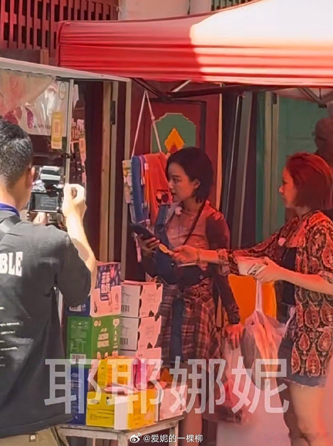 倪妮是四人组管钱的向野的我们旅途饿了不愁，倪妮高叶囤下一大袋馕，倪妮负责买单，妥