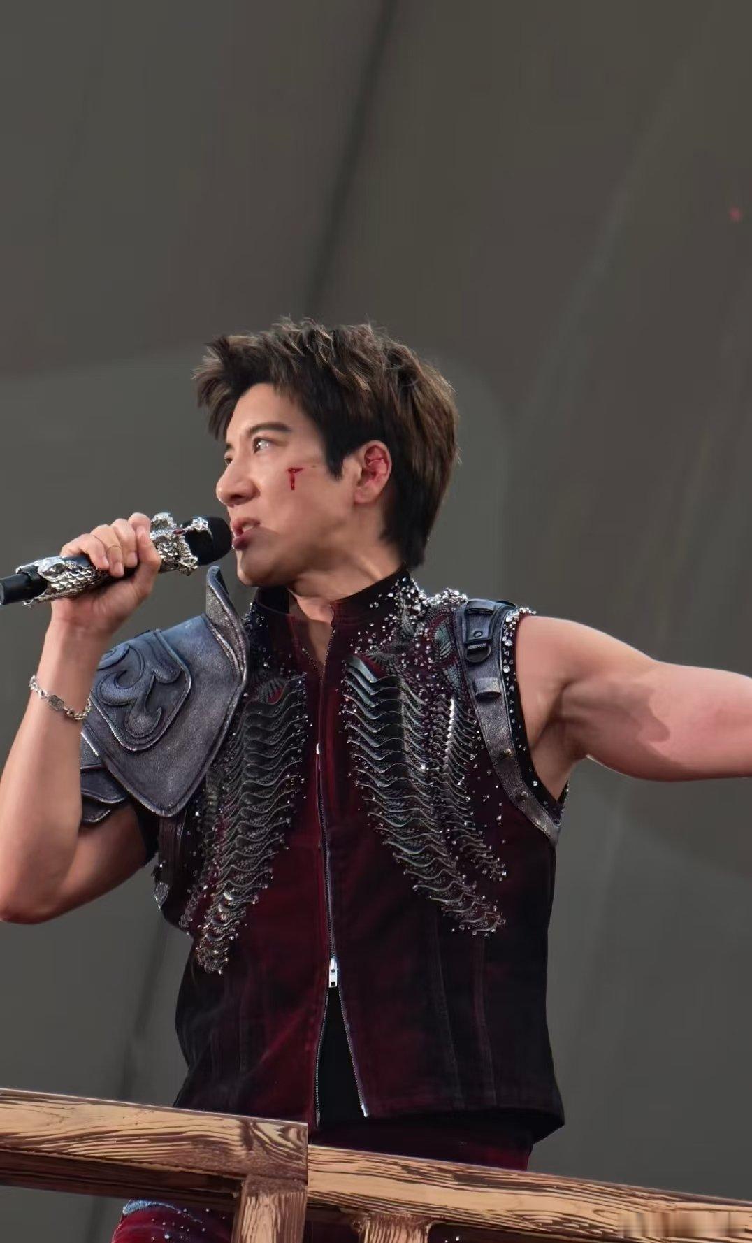 王力宏左耳受伤 王力宏成都演唱会摔倒了，左耳受伤，脸和耳朵都有血！ 
