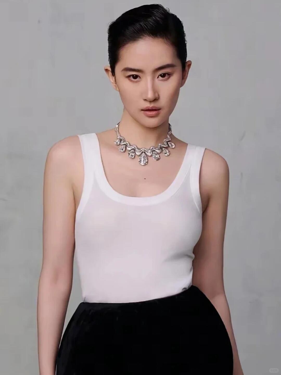 上亿项链配烟火日常，刘亦菲的松弛感封神
素颜休闲落座古庙旁咖啡馆，颈间是估值3.