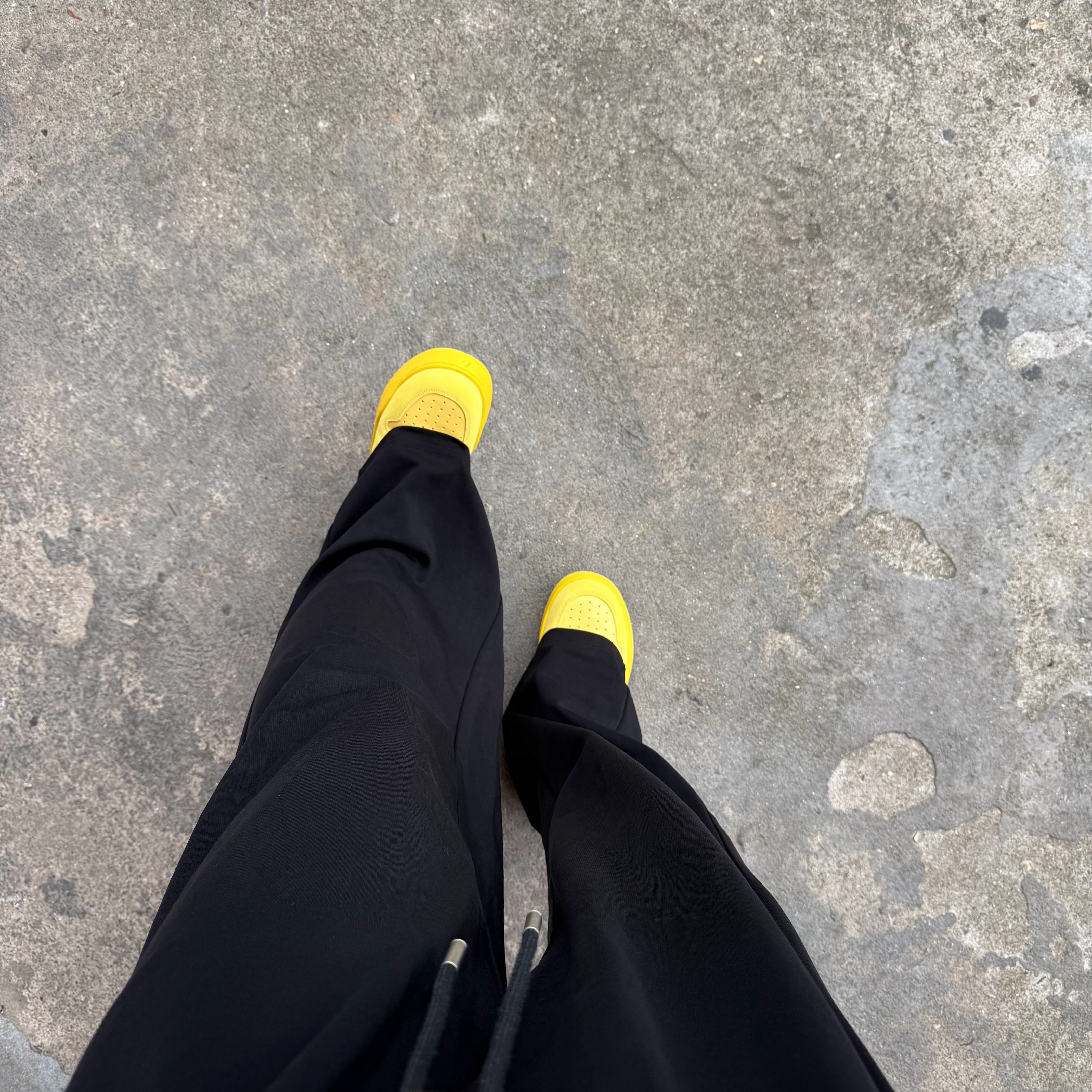 你们现在会不会买鞋子买衣服买裤子都会优先考虑黄色？黄色真的很好搭配，也很显白。还