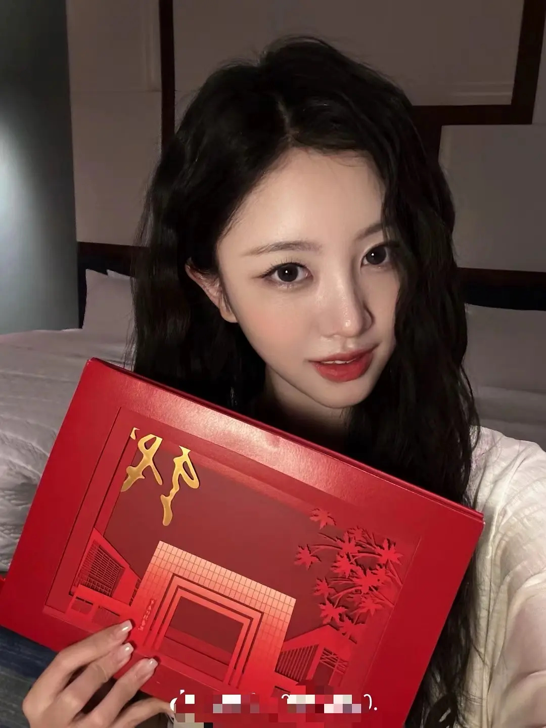 【李芊语】喔呦这是什么呀，好闪好闪🤩，你们帮我看看这是什么😏 ​​​