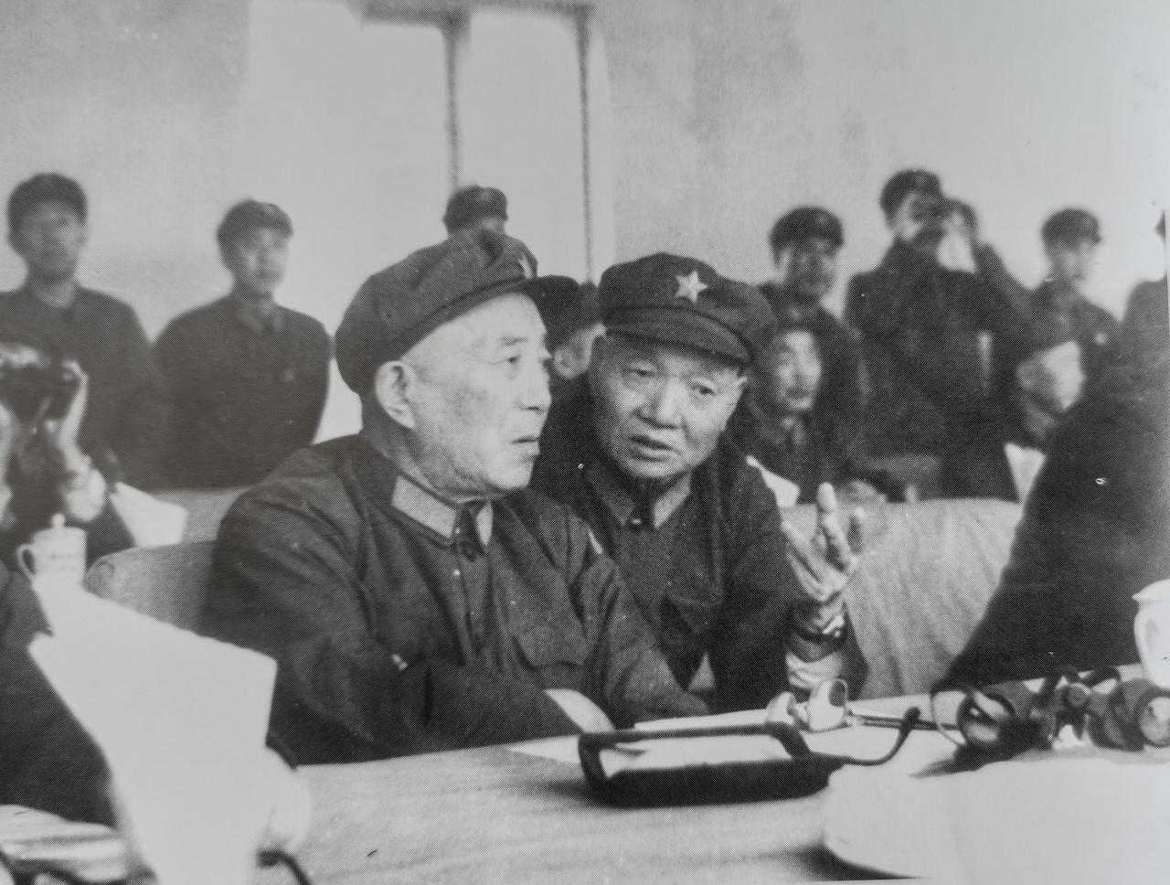 1977年，开国中将孔从洲陪同罗瑞卿大将，观看反坦克武器试验。孔从洲曾任炮兵副司