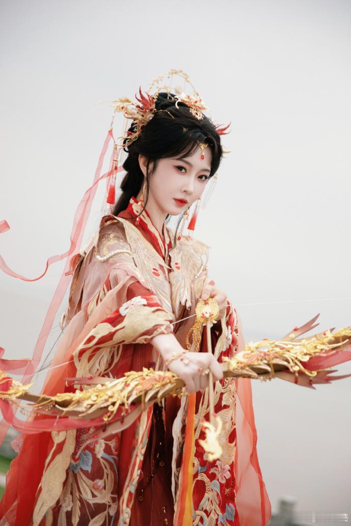 宣璐宣璐红金汉服美到封神宣璐东方神女具象化 宣璐美得我眼睛都快要挪不开了。红金汉