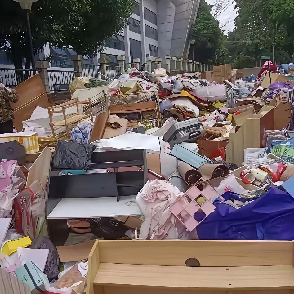 大学生毕业乱扔行李真的太浪费了
 
真看不惯现在不少大学生毕业的操作，实在太铺张