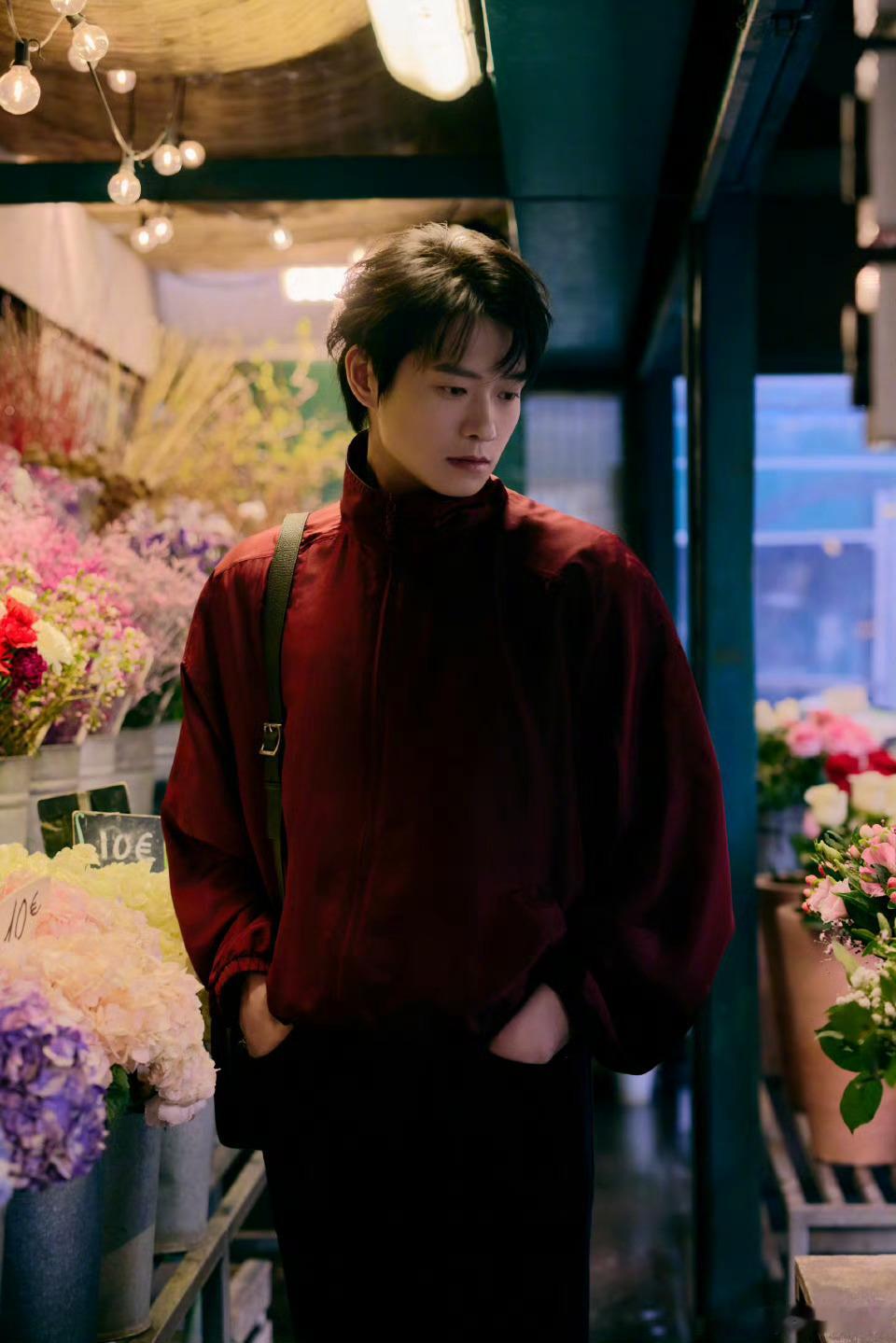 魏大勋在雨天的街头漫步魏大勋雨天街头漫步九宫图 这个勋 立马出来安慰粉丝了～ 双