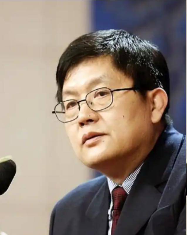 中方曾公开发布提醒，呼吁民众谨慎前往日本，可复旦大学退休教授冯玮，却高调鼓动国内