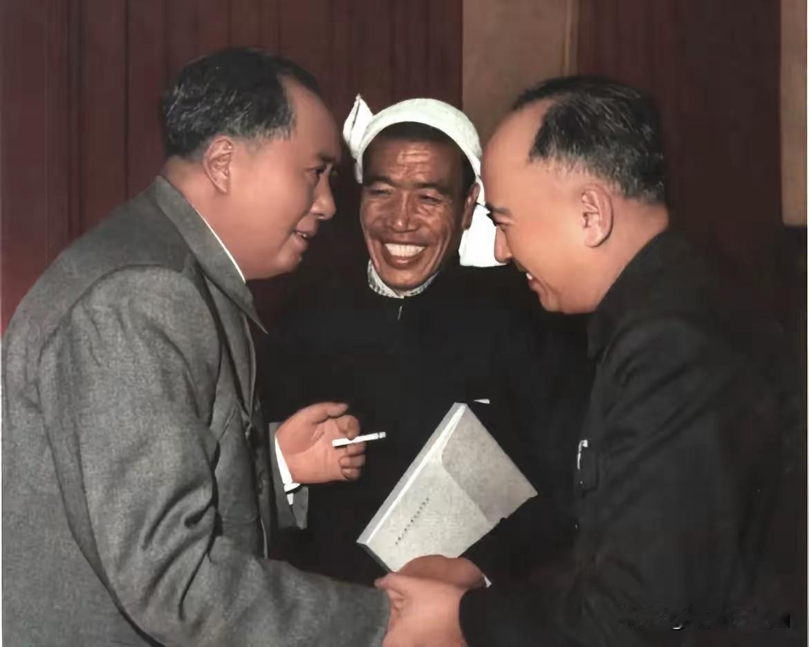 这图片中的三个人，一个是我们伟大领袖毛主席，一个是两弹一星元勋的钱学森，另一个是