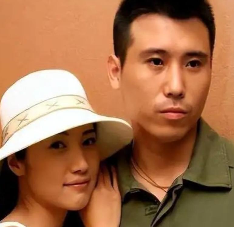 李乃文在结婚之后，他老婆让他把收入全部上缴，可是有一次，他老婆在打扫卫生的时候，