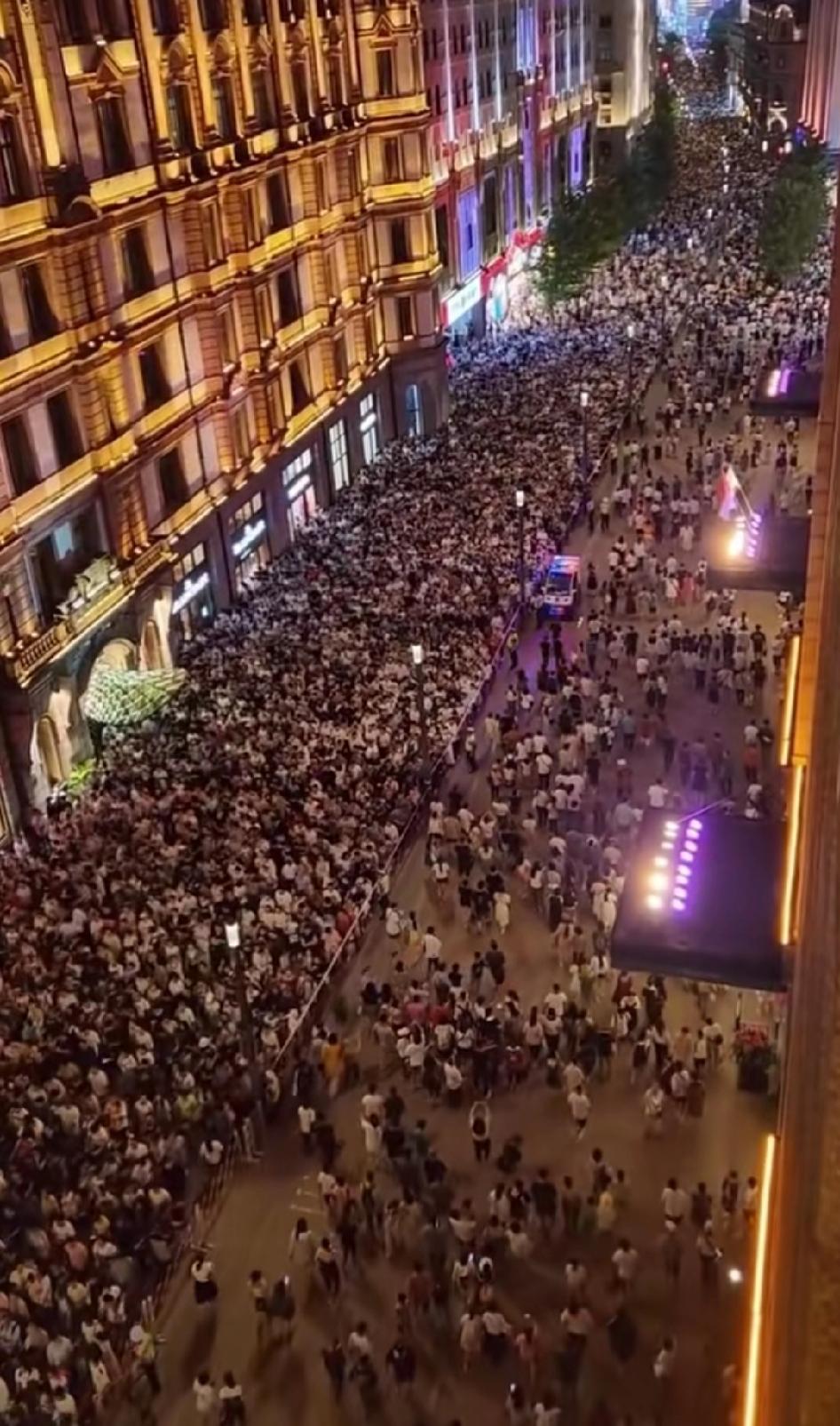 问下，这些人跑去上海滩挤成这样，图啥？
我能想到的也就是人贴人散个步、看看其他人