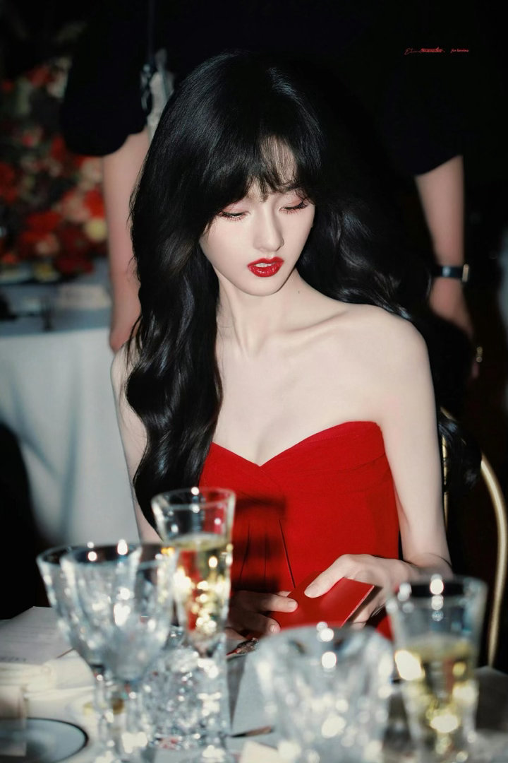 红裙战神，宋祖儿这状态绝了！😍怎么会有这么美的女孩子你们说🌹比红色更热烈YY