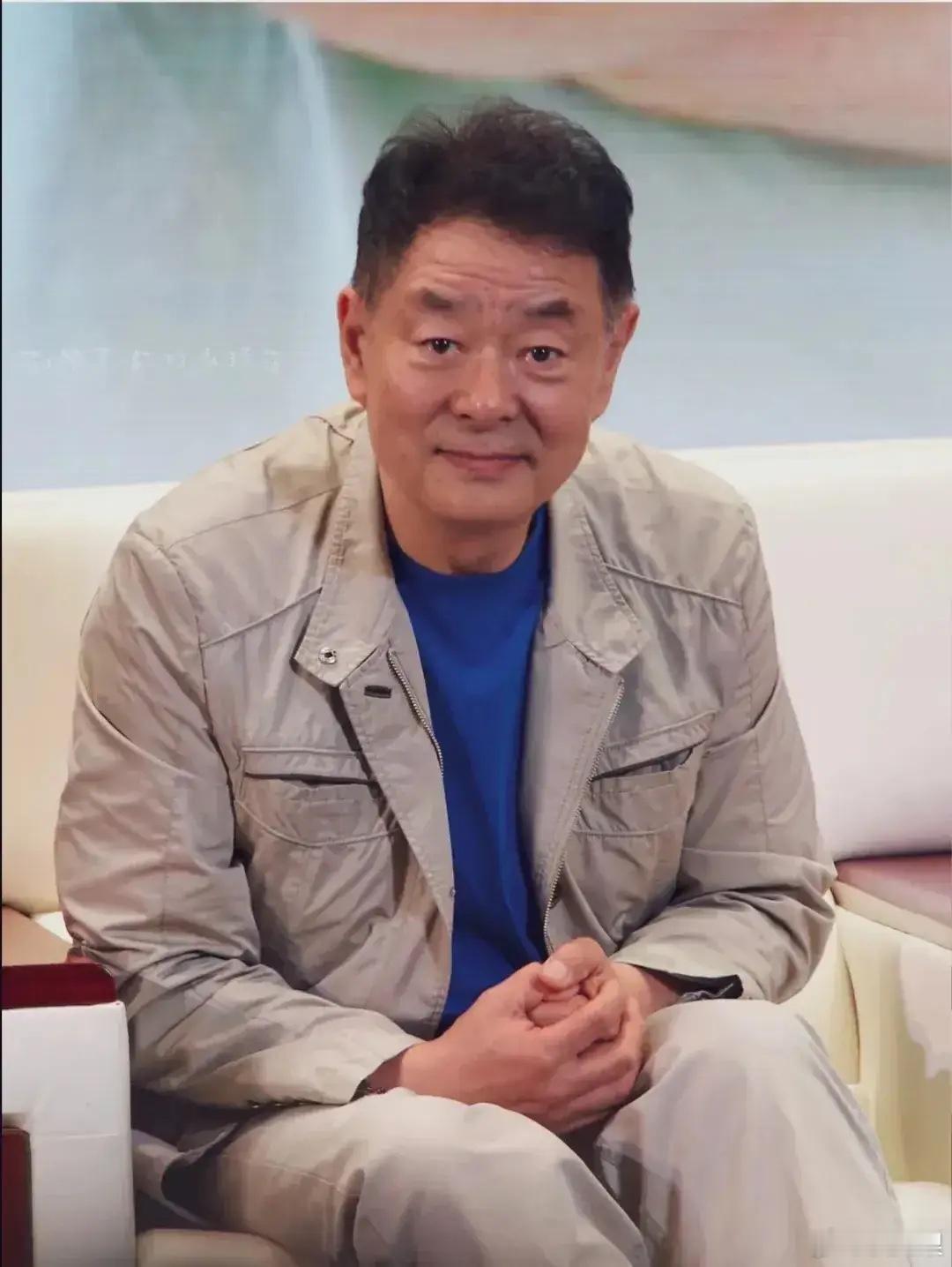 濮存昕，今年72岁了，虽老了点，看上去很健康，很精神！他可是一位德高望重的艺术家