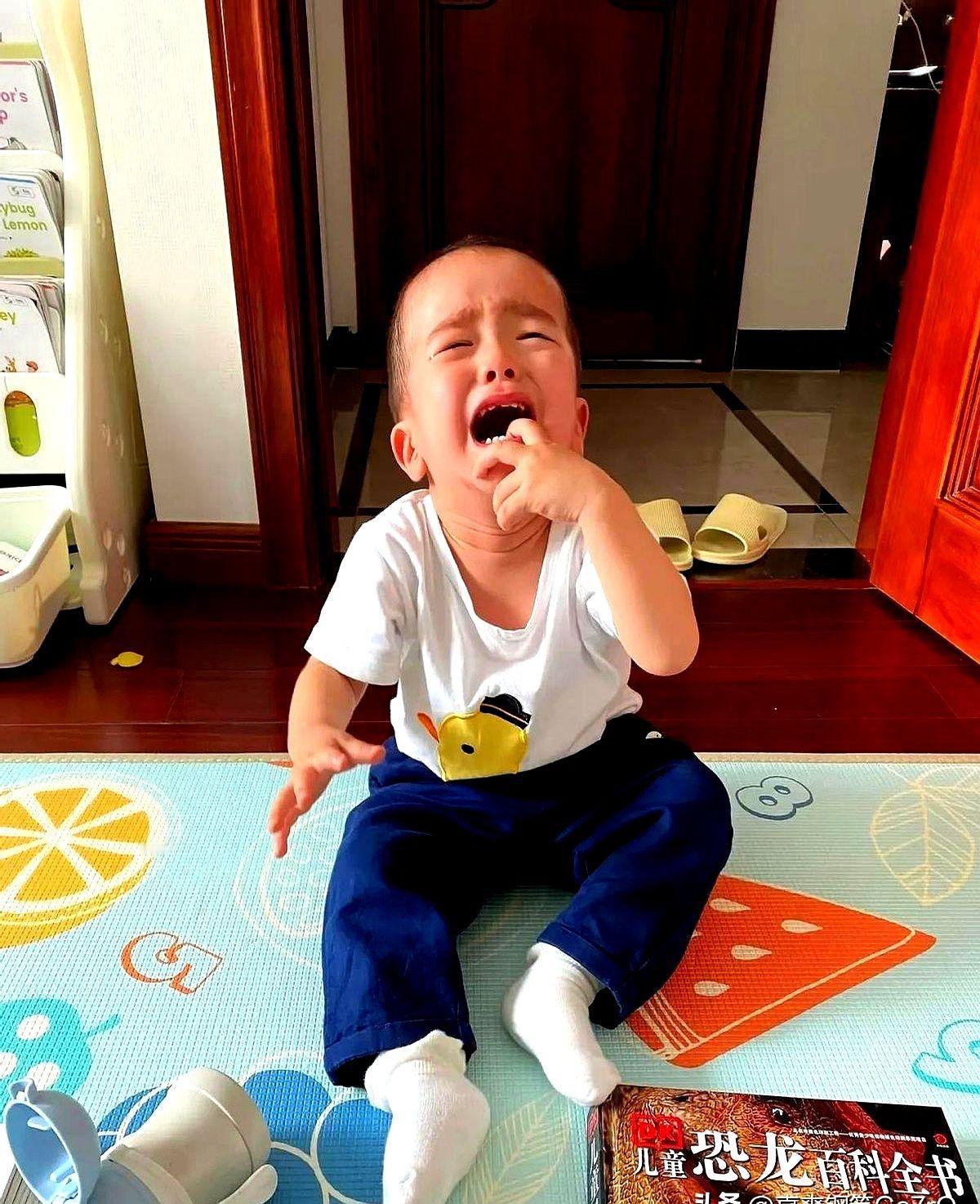 来儿子家帮着带孙子快两个月了。

下午陪三岁孙子搭积木，小家伙跑着去捡积木，脚下