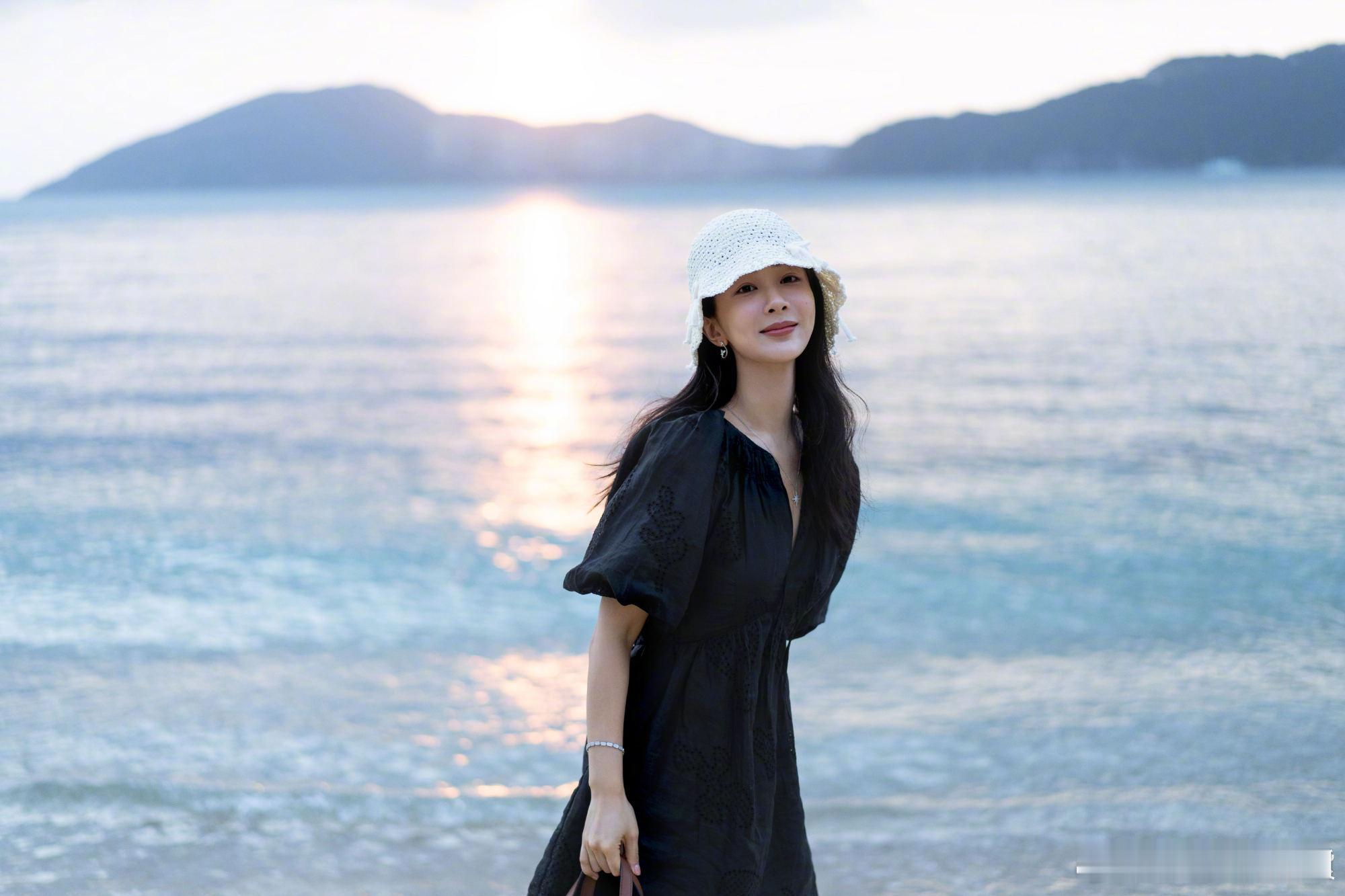 #杨紫一些海边碎片# 杨紫在海边的碎片，紫妹在海边好放松的样子啊[太开心][太开