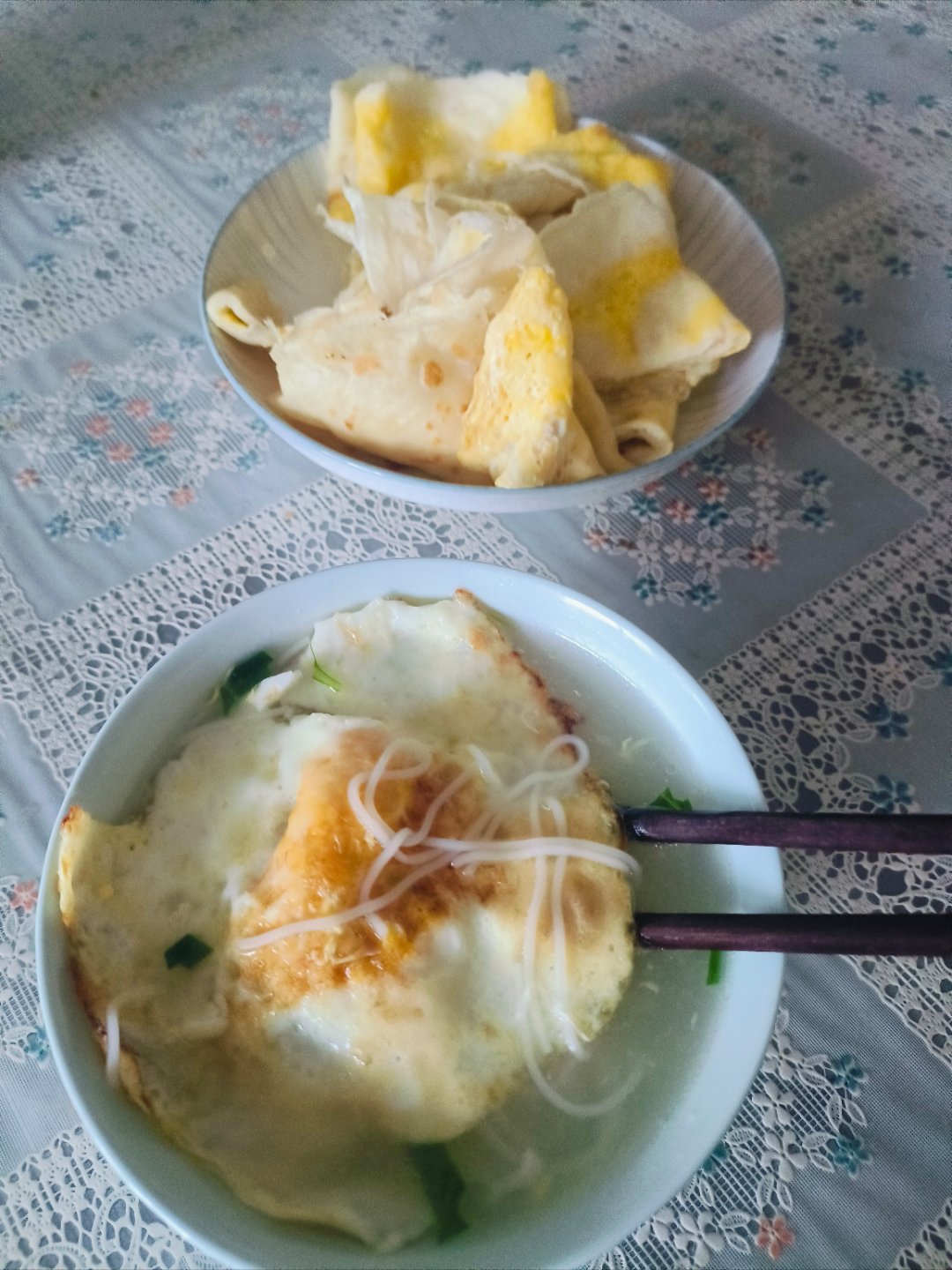 早上好啊！来吃早饭啦！今天是二月初一，早上是该烙饼🫓的，我省事了，摊的饼，不管