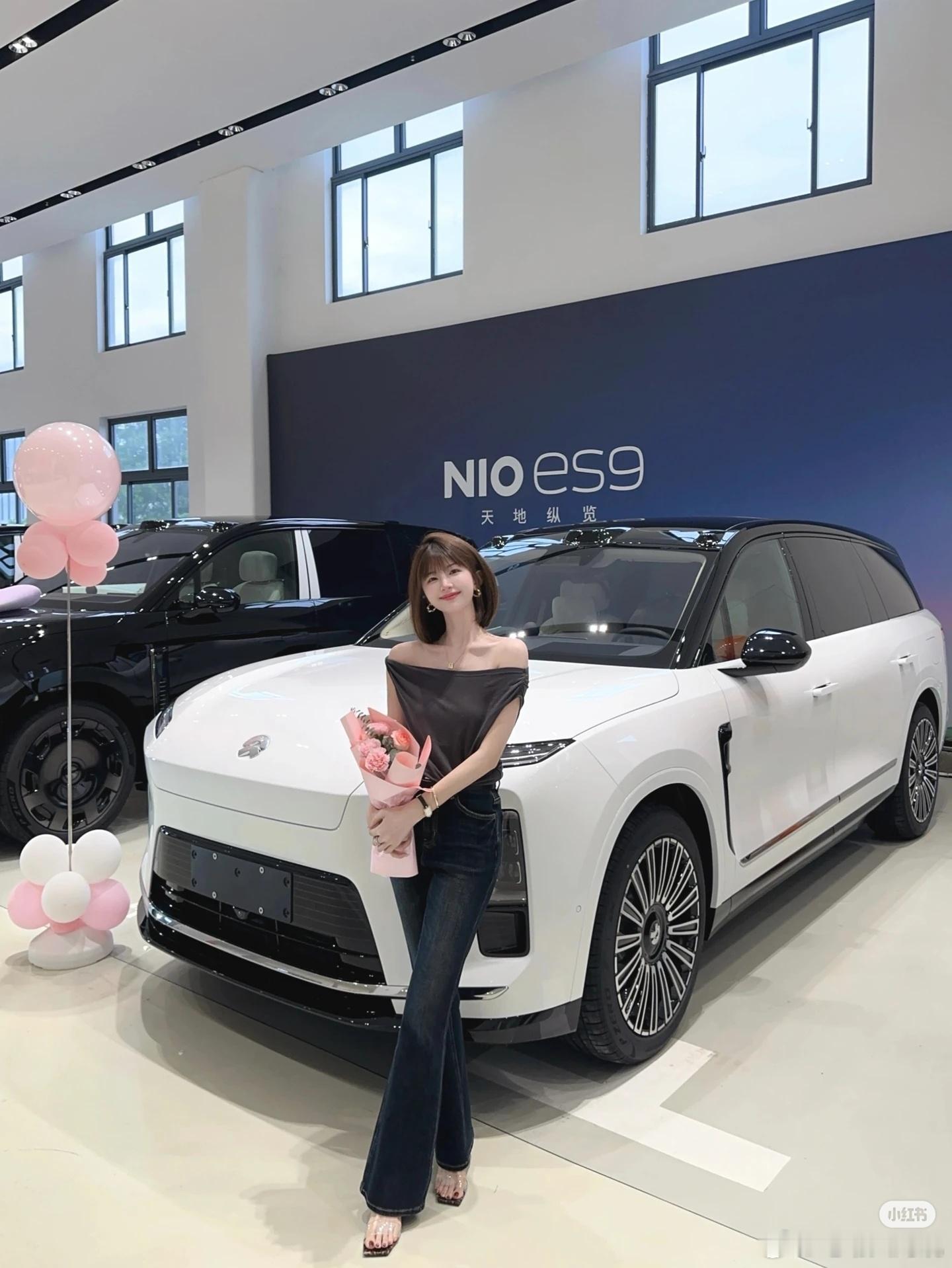 喜提宝宝巴士🚗一眼就爱上的蔚来ES8本来冲着小车去还是被冰箱彩电大沙发折服👧