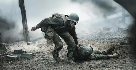 *别被电视骗了，上过战场老兵经验之谈：遇到爆炸时，千万不能整个身体趴在地上，但凡