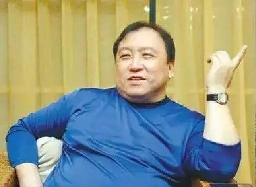 最反常识的不是王晶赚了四倍，而是他愿意承认：没卖在最高点也算赢。
2009年4