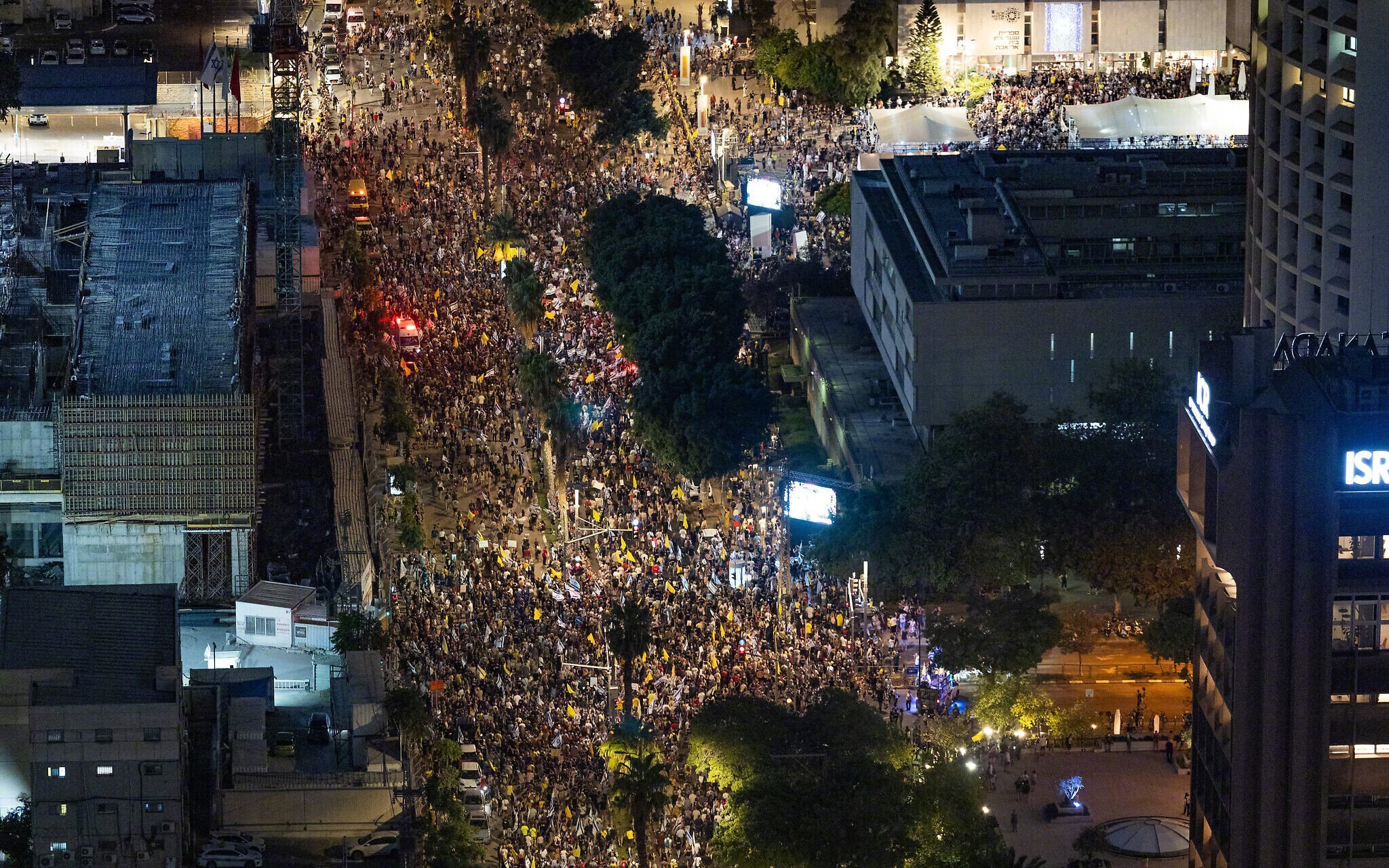 【#35万以色列民众游行示威#  敦促政府尽快结束冲突】当地时间26日晚间，大批