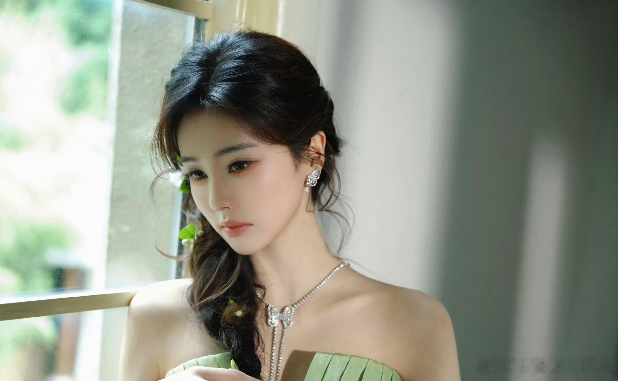 白鹿  今日，白鹿方转发律所维权公告，表示针对白鹿（本名：白梦妍）女士的“学历造