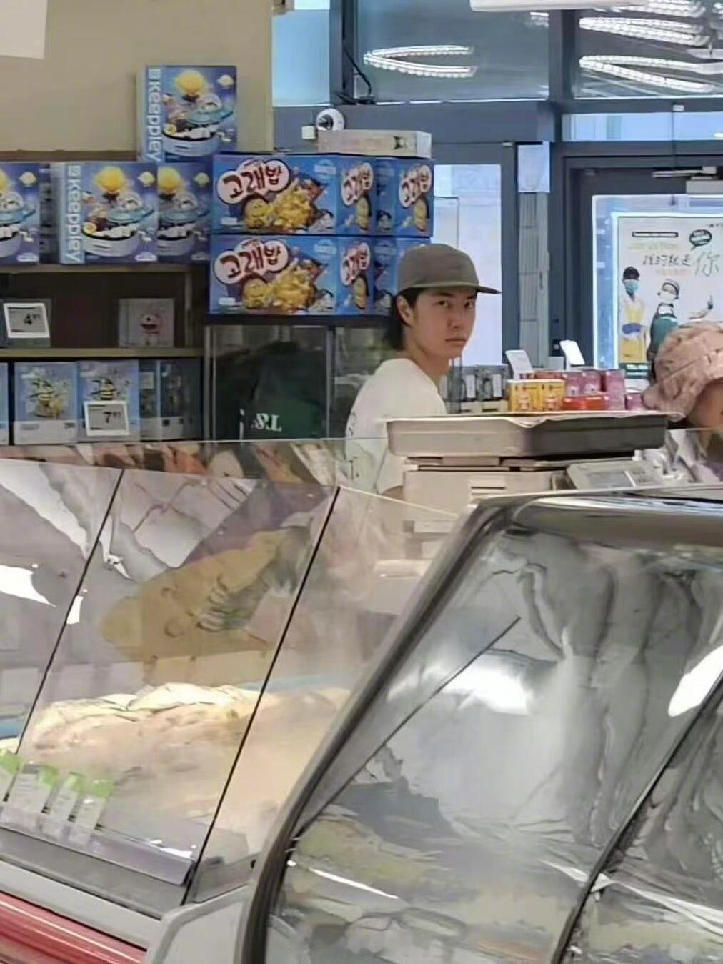 温哥华偶遇王一博超市购物温哥华偶遇王一博采购 ​​​王一博被网友偶遇在温哥华超市