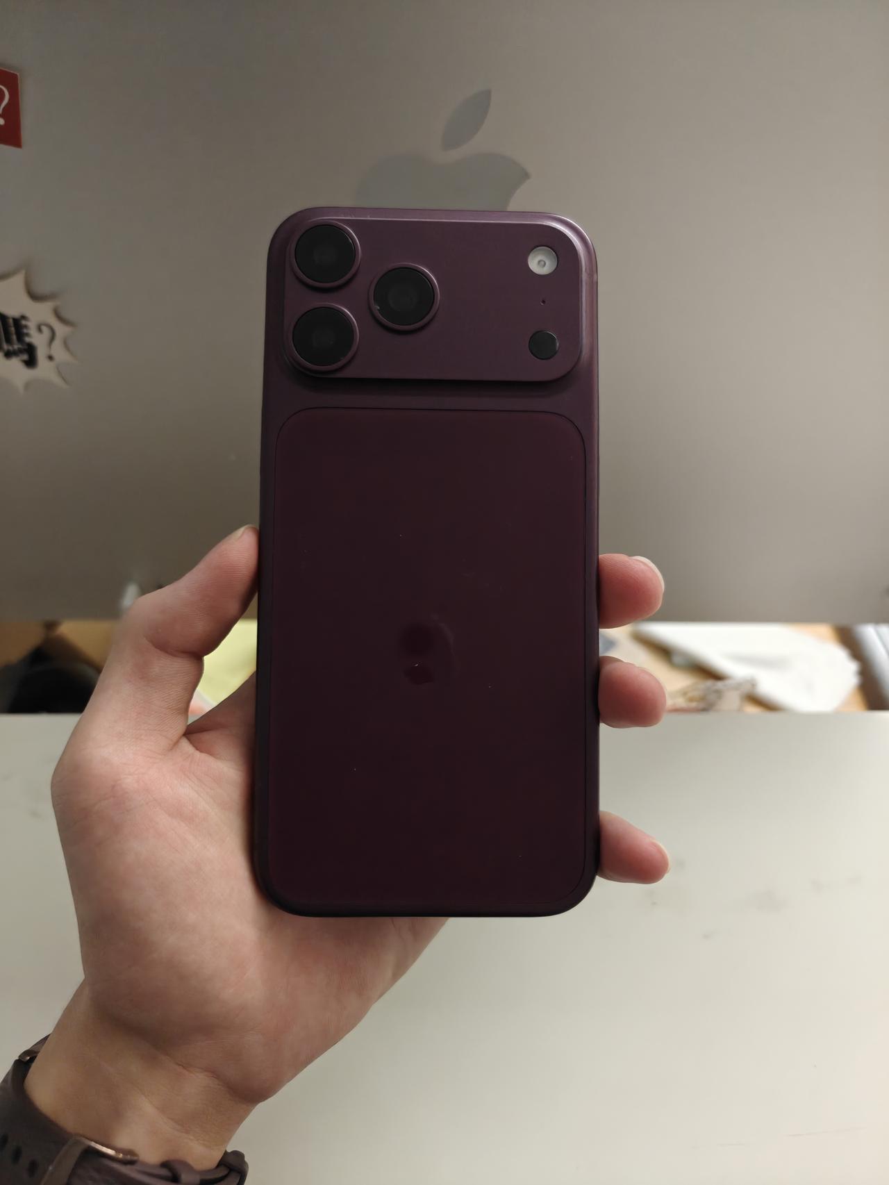 今年没有让吐槽iPhone18Pro丑了吧
真的，iPhone18Pro的红色和