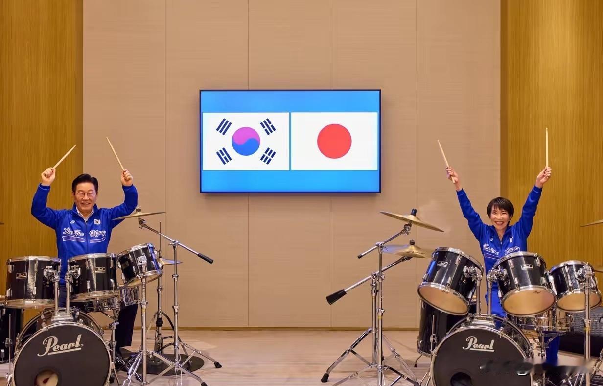 看似和谐又热闹，其实寓意深刻：你敲你的锣，我打我的鼓，各怀鬼胎！
网友们说说吧，