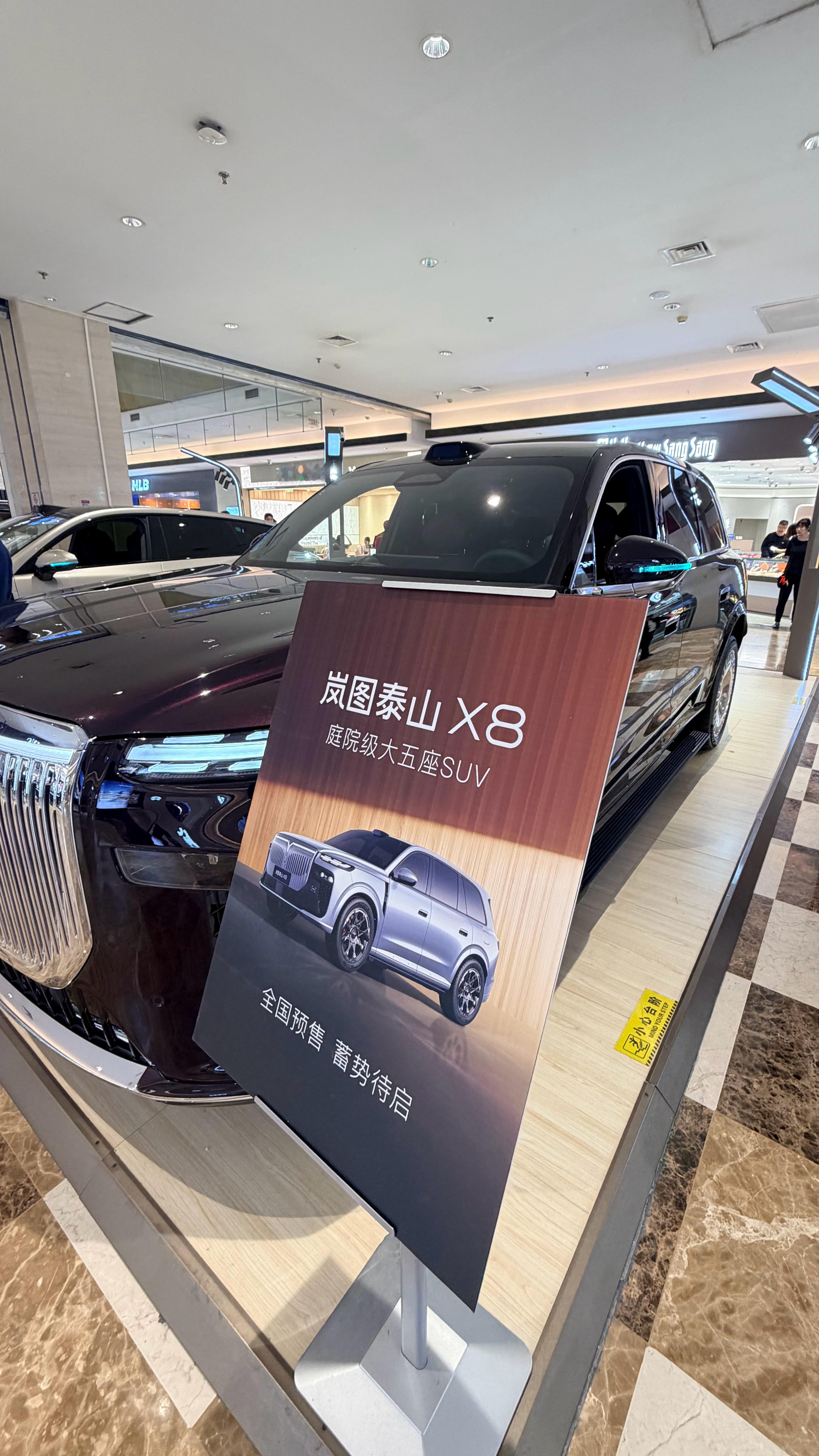 泰山 X8，大五座马上要来了！我已经看过了，超级夸张的第二排，配置高到离谱。黑色