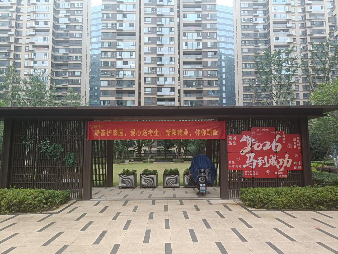 这密密麻麻的楼层里不知道可能出一个清华或者北大？不知道能考取几个985、211？
