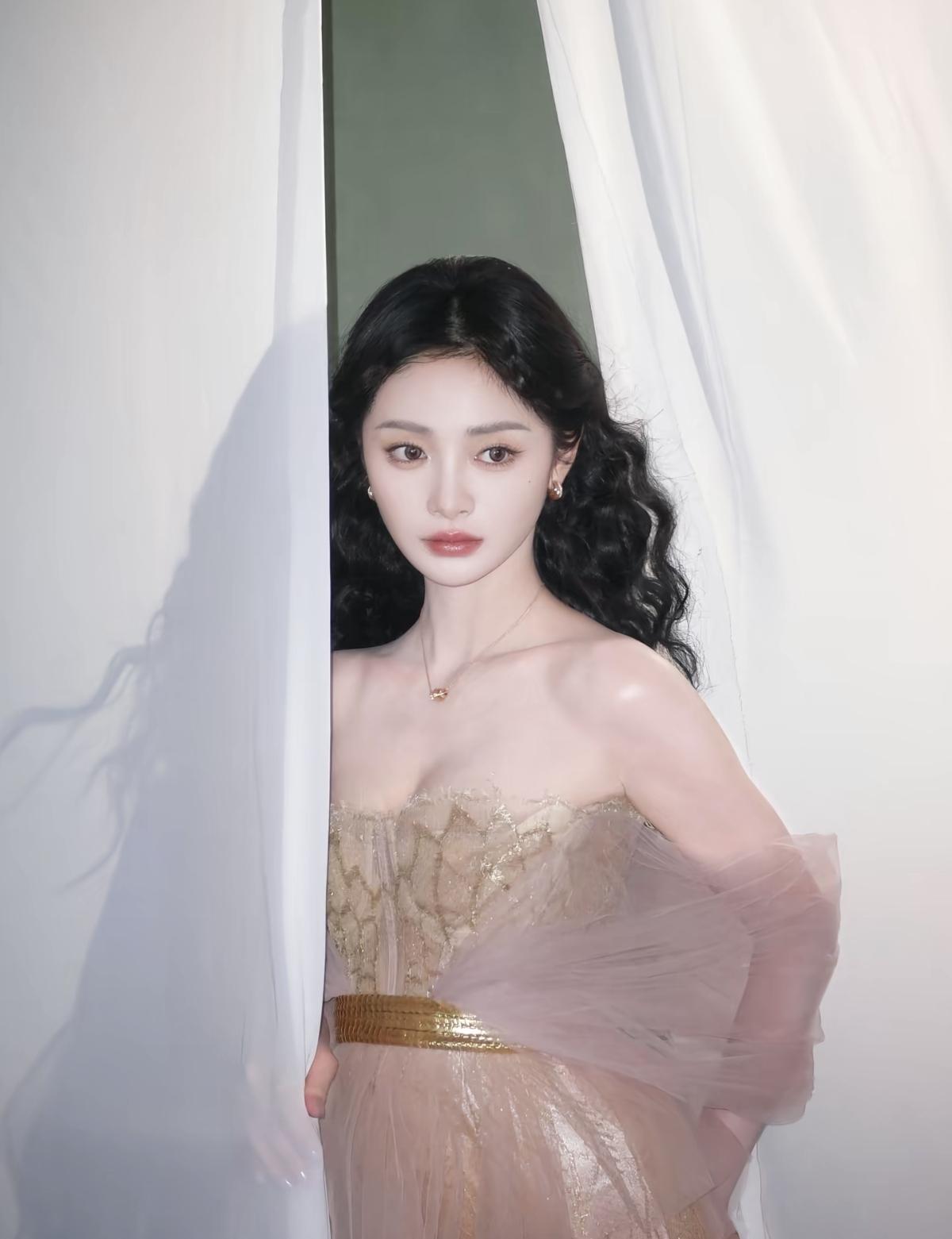 周洁琼这一身也太像从古典油画里走出来的了吧[给力]香槟金色的薄纱裙配复古卷发，温