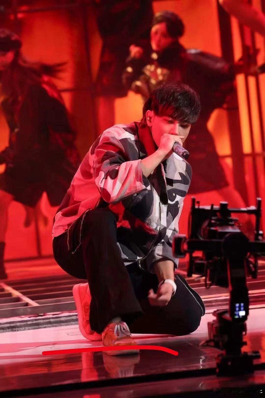 黄子韬带新人rapper上hi6舞台了黄子韬这一波也太好了，带着自己队伍的rap
