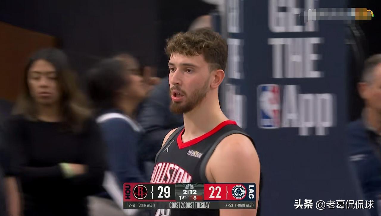 火箭当家中锋申京又痴迷于单打了！在今天火箭客场挑战快船的上半场比赛中，申京再次开