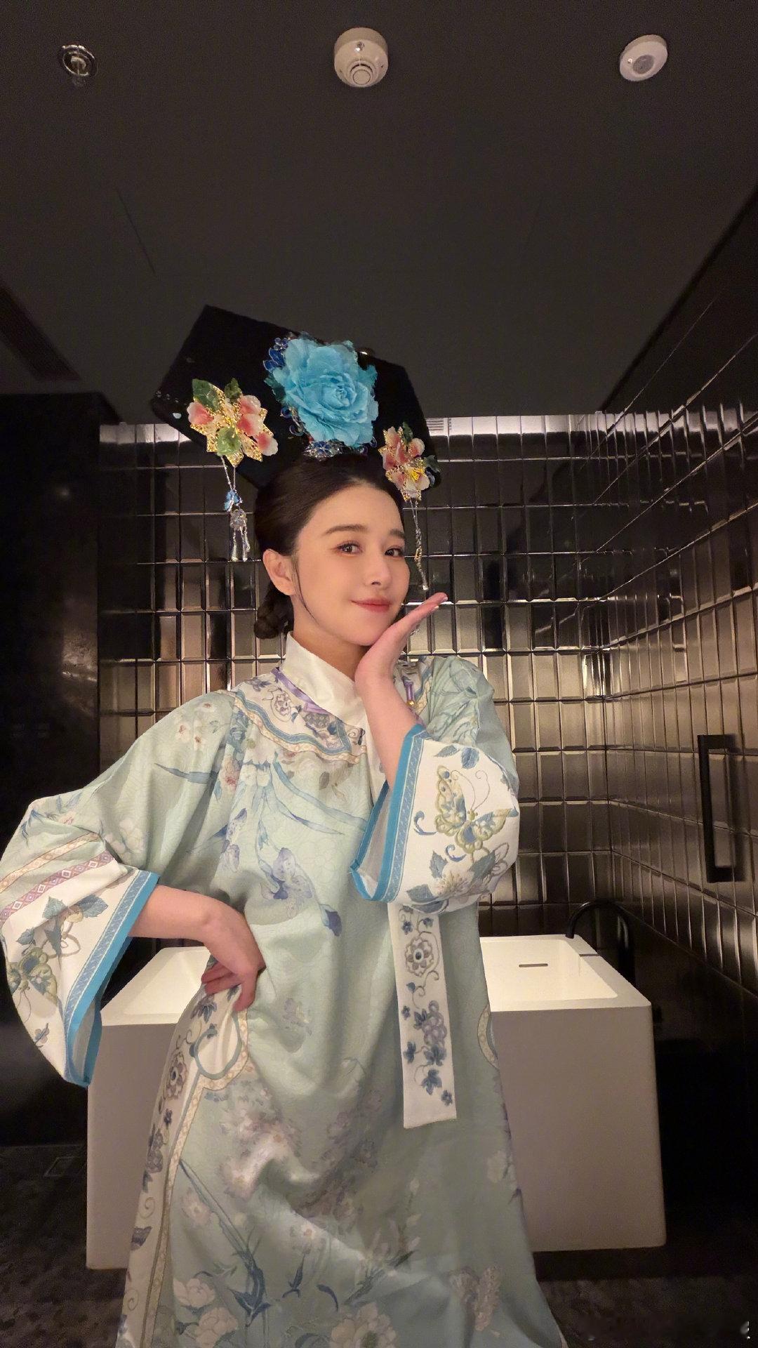 阚清子生日大合照有孙怡阚清子晒生日合照有孙怡 别再替两位姐姐不合了，阚清子新发的