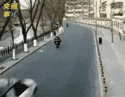 汽车越中线了，虽然没有画线，但是交警也会认定越线，侵占别人的路权了，最关键的是逃