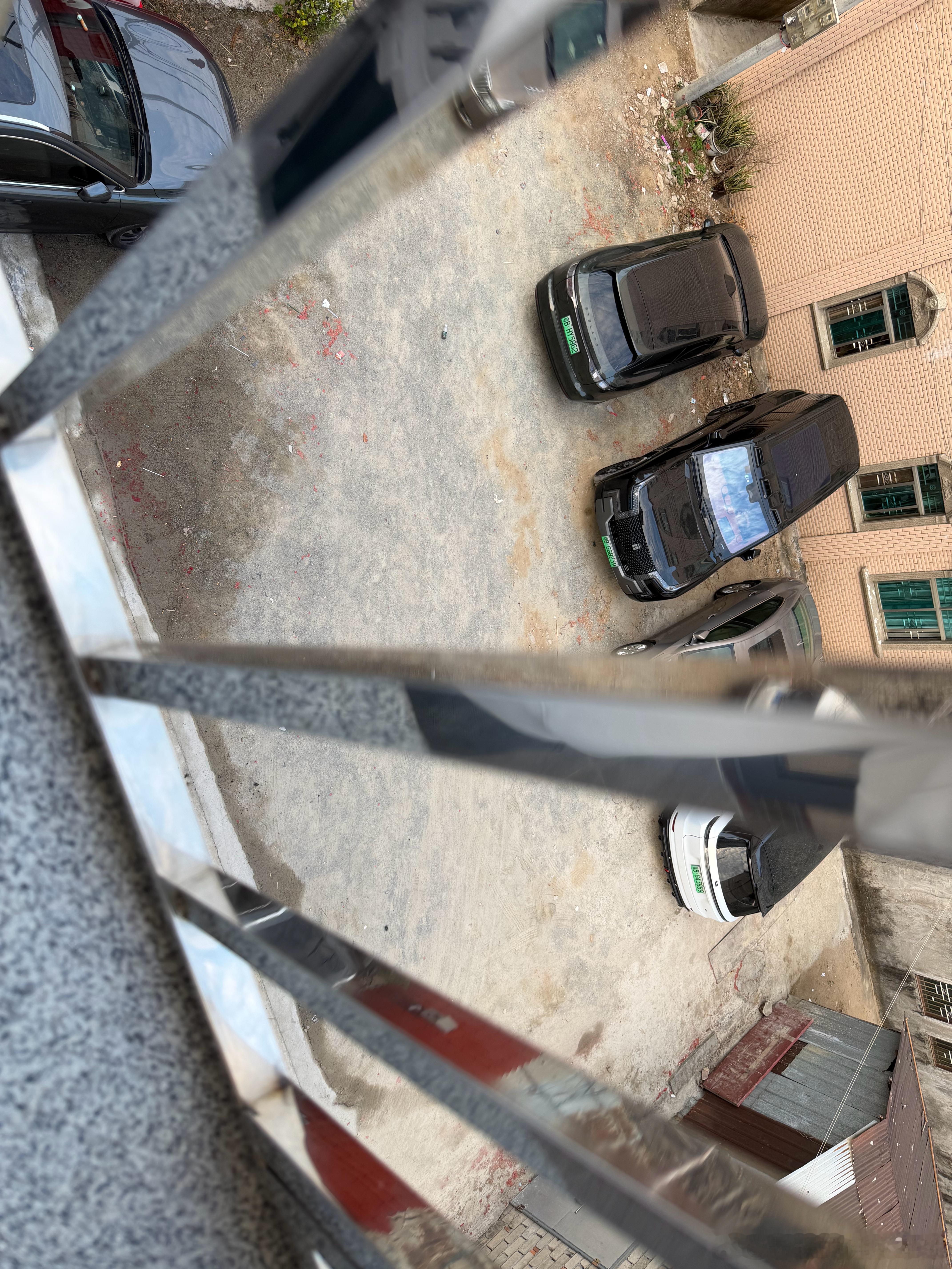 乡下新能源渗透率我们家门前就一台油车。回来不用解释都知道这个⚡️车标的车很贵要上