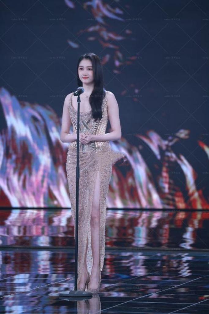 2025金鸡奖红毯上，关晓彤以亮黄色缎面礼服惊艳全场，172cm身高与四六分比例